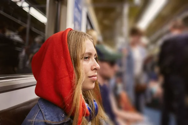 Młoda Kobieta Czerwonej Bluzie Samochodzie Pociągu Godzinach Szczytu Pasażerowie Przedziale — Zdjęcie stockowe