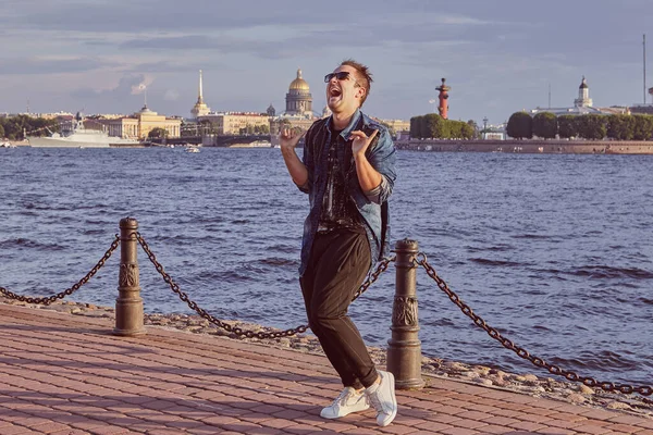 Emocional Turista Masculino Está Bailando Fondo Del Panorama San Petersburgo — Foto de Stock