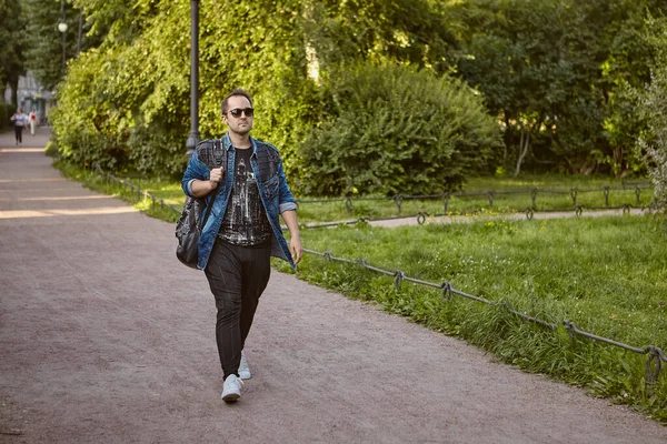 Young Man Walking Public Park Caucasian Tourist Sunglasses Rucksack Walks — Stock Photo, Image