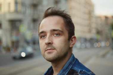 Yaz akşamındaki genç Rus adam, yakın plan portresi. Yetişkin beyaz erkek. Açık havada 27 yaşında..