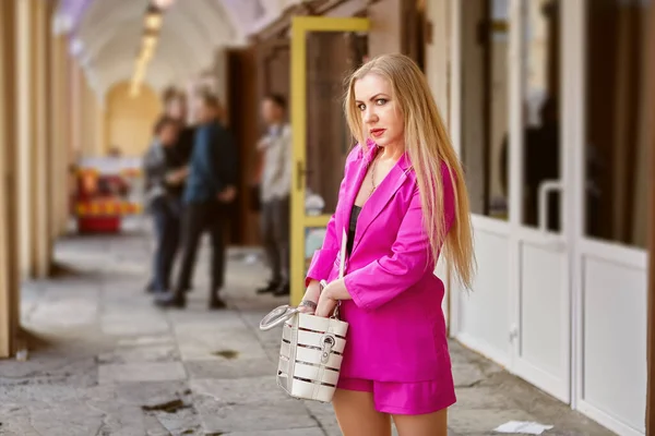 Volwassen Vrouw Roze Pak Zoekt Iets Haar Tas Vrouw Van — Stockfoto
