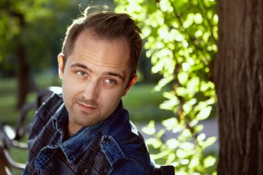 Bir adam parkta bir ağacın arkasına saklanan birini takip ediyor. Araştırmacı hedefi takip ediyor. Dedektif suçluyu izliyor. Genç bir erkek, bilinmeyen bir şeyi gözetliyor..