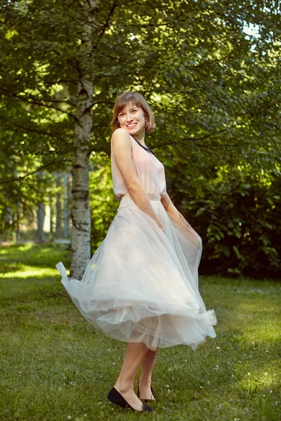 Sorrindo Jovem Mulher Vestido Bege Está Dançando Parque Público Verão — Fotografia de Stock