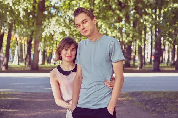 笑顔のカップルは公園でデートをしています 若い白人愛好家は夏に屋外で会議を持っています — ストック写真
