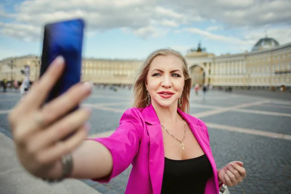 Rosjanka Lat Robi Selfie Petersburgu Rosja Uśmiechnięta Turystka Różowym Kolorze — Zdjęcie stockowe
