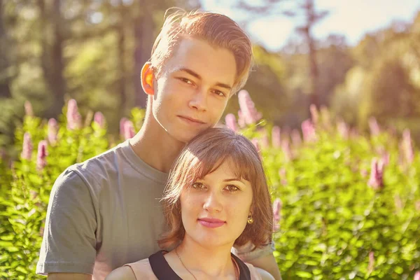 Close Portrait Young White Couple Early 20S Backdrop Evening Garden — Stock Photo, Image