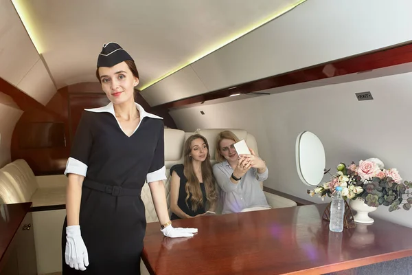 Letuška Obsluhuje Cestující Uvnitř Letadla Krásná Letuška Kabině Pro Cestující — Stock fotografie