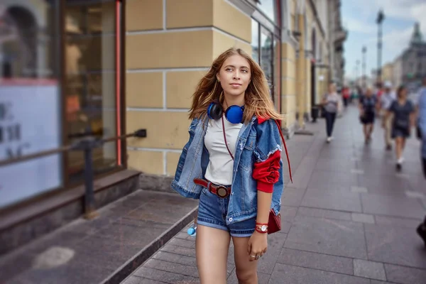 Jonge Blanke Vrouw Drukke Straat Het Centrum Van Europese Stad — Stockfoto