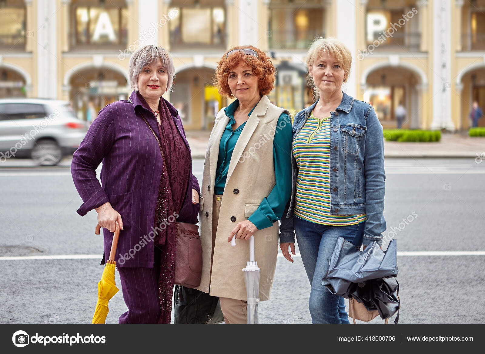 三个中年白人妇女在一家购物中心前在百货商店附近一群成熟的白人女性 图库照片 C Grigvovan