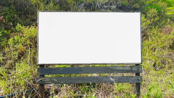 都市公共ホワイト分離クリッピング パス テンプレート広告空白広告看板サインをモックをバナーします。 — ストック写真