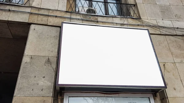 Μεγάλο κενό διαφήμιση Banner σημάδι αστικών δημόσιων λευκό απομονωμένη απόκομμα διαδρομή Ad πρότυπο Mock Up — Φωτογραφία Αρχείου