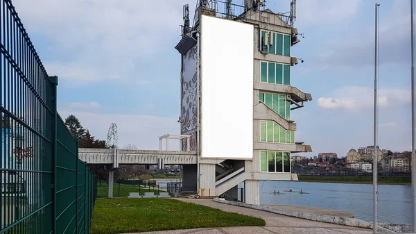 Büyük boş Reklam Banner işareti kentsel genel beyaz yol reklam şablon sahte kadar kırpma izole