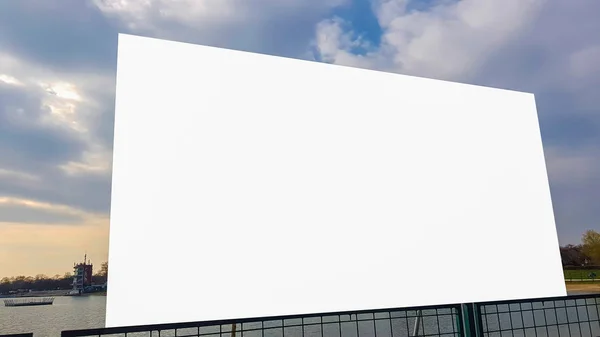 Grande anúncio em branco Sinal de bandeira Urbano Público Branco isolado Clipping Path Ad Template Mock Up — Fotografia de Stock