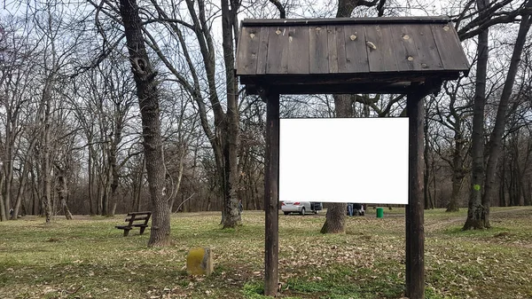 Büyük açık şehir kentsel beyaz boş reklam Billboard afiş işareti kadar alay et. İzole şablonu