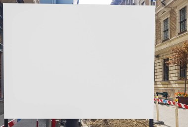 Büyük açık şehir kentsel beyaz boş reklam Billboard afiş işareti kadar alay et. İzole şablon kırpma yolu