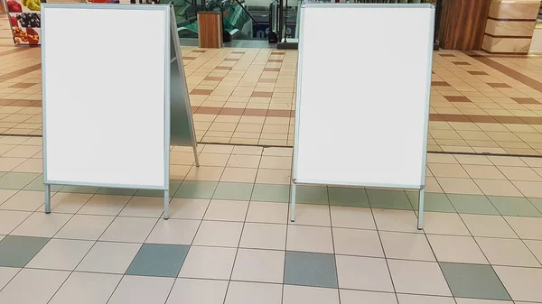 Büyük açık şehir kentsel beyaz boş reklam Billboard afiş işareti kadar alay et. İzole şablon kırpma yolu