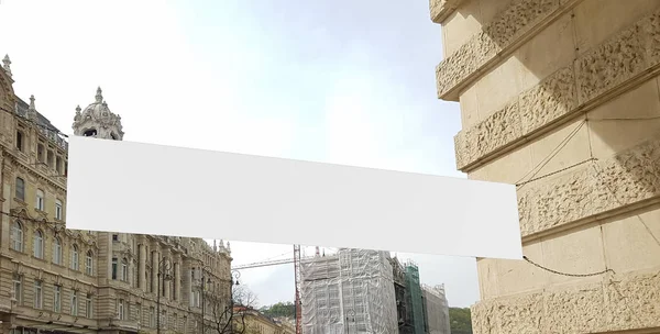 Büyük açık şehir kentsel beyaz boş reklam Billboard afiş işareti kadar alay et. İzole şablon kırpma yolu