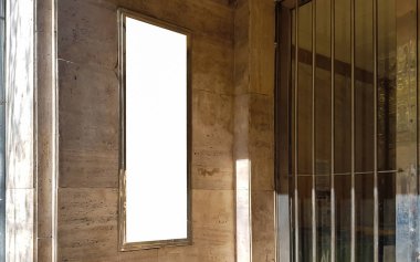 Büyük açık şehir kentsel beyaz boş reklam Billboard afiş işareti kadar alay et. İzole şablon kırpma yolu