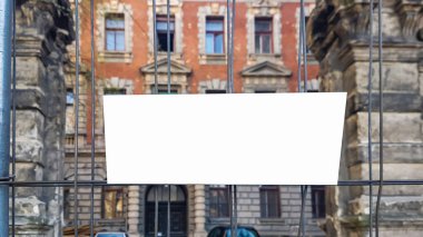 Büyük açık şehir kentsel beyaz boş reklam Billboard afiş işareti kadar alay et. İzole şablonu