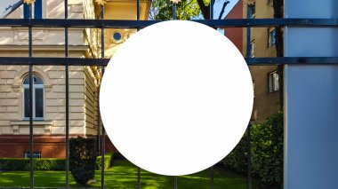 Büyük açık şehir kentsel beyaz boş reklam Billboard afiş işareti kadar alay et. İzole şablonu