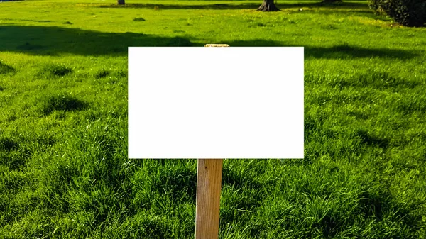 Büyük açık şehir kentsel beyaz boş reklam Billboard afiş işareti kadar alay et. İzole şablonu