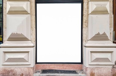 Büyük açık şehir kentsel beyaz boş reklam Billboard afiş işareti kadar alay et. İzole şablonu