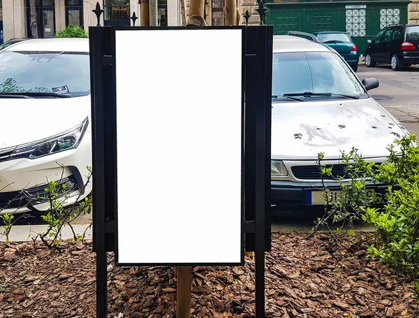 Büyük açık şehir kentsel beyaz boş reklam Billboard afiş işareti kadar alay et. İzole şablonu