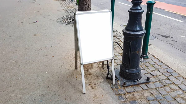 Büyük açık şehir kentsel beyaz boş reklam Billboard afiş işareti kadar alay et. İzole şablonu