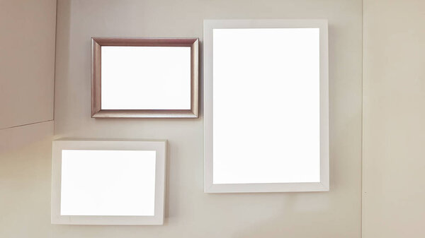 Три пустые рамки на полке с книгами. Чистый плакат рекламного баннера макет изолированный шаблон
