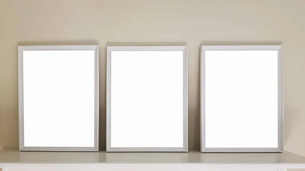 Üç boş resim çerçevelerini raf