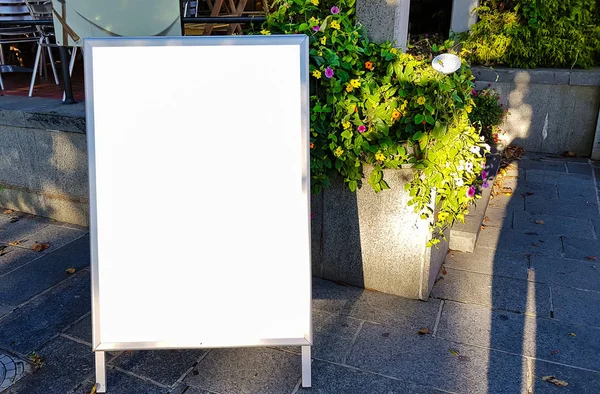 Büyük boş açık Reklam Banner işareti