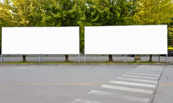 Büyük boş açık Reklam Banner güzel güneşli gün Beyaz tabelada göstermek izole kalıp kırpma yolu boş alan reklam