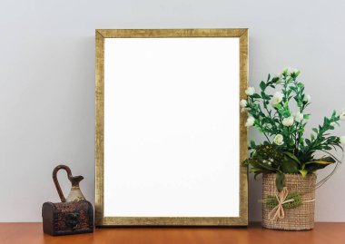 Ahşap raf dekoratif çiçek, Vintage kutusu ve antika vazo gri arka plan duvar ile boş çerçeve