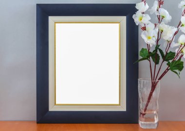 Boş Modern mavi çerçeve Vintage kutusu ve küçük tekne modeli ile ahşap raf