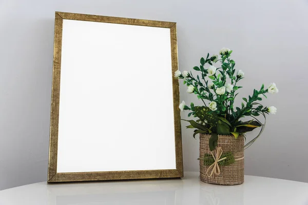 Ahşap raf dekoratif çiçek, Vintage kutusu ve antika Vase.Gray arka plan duvar ile boş çerçeve