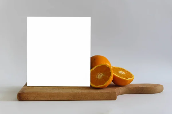 Vit Blank Banner Mock Upp Skärbrädan Med Färska Orange Isolated — Stockfoto
