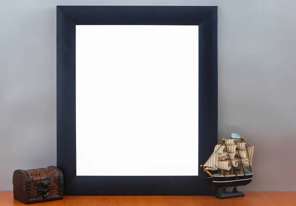 Boş Modern mavi çerçeve Vintage kutusu ve küçük tekne modeli ile ahşap raf