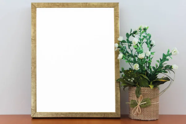 Ahşap raf dekoratif çiçek, Vintage kutusu ve antika vazo gri arka plan duvar ile boş çerçeve