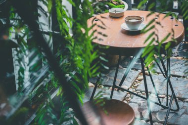 coffeeshop, boş kafe, stok fotoğrafçı dışında ahşap masada sıcak latte
