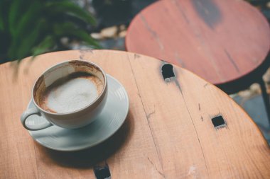 ahşap masa, boş kafe, stok fotoğrafçı sıcak latte kadar kapatın