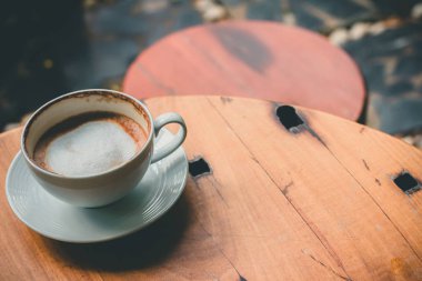 ahşap masa, boş kafe, stok fotoğrafçı sıcak latte kadar kapatın