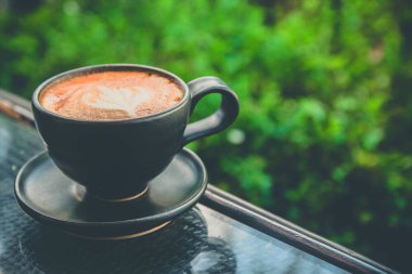 Cam sehpa, latte sanat, boş kafe, stok fotoğrafçı sıcak latte