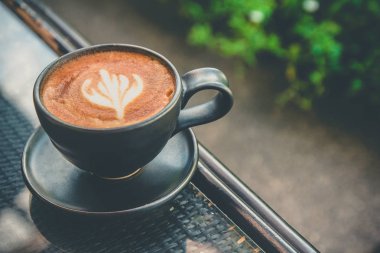 Cam sehpa, latte sanat, boş kafe, stok fotoğrafçı sıcak latte