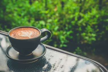 Cam sehpa, latte sanat, boş kafe, stok fotoğrafçı sıcak latte