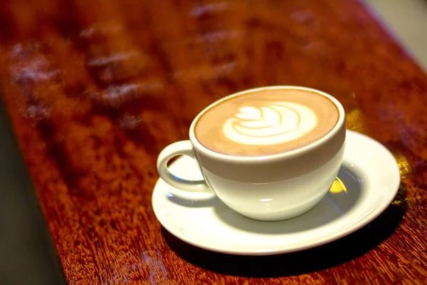 Gros Plan Café Latte Chaud Sur Table Bois Photographe Stock — Photo