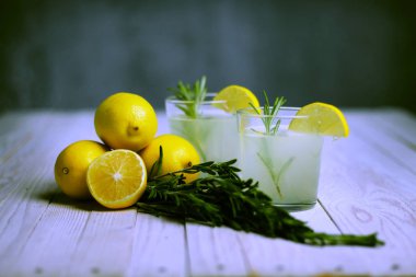 yeşil tomurcukları üzerinde ağaç sonbahar 