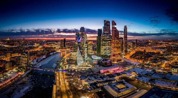 Salı, 19 Şubat 2019, Moscow City gökdelen Moskova, Rusya'nın bir gün batımı sırasında görülür .