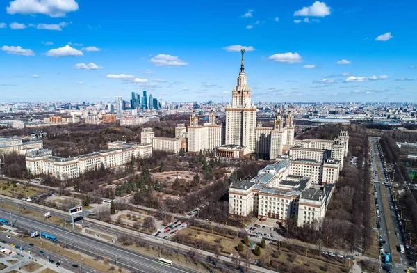 Moskova Devlet Üniversitesi ana binasında bir dron, Moskova, Rusya ile 2 Nisan 2019 çekilen bir hava görünümünü gösterir.