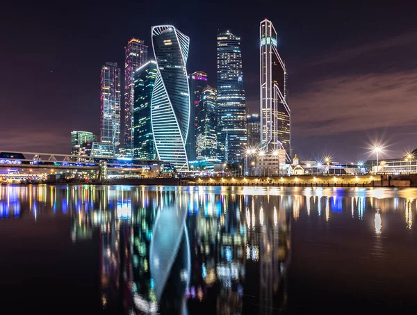 Moskova, Rusya 10 Nisan 2019: Moskova Uluslararası Iş Merkezi Towers Moskva Nehri yansıyan