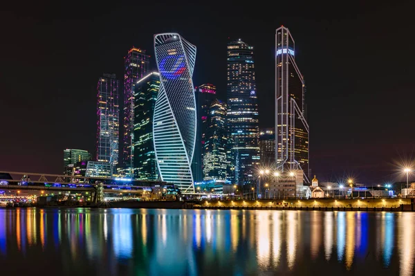 Moskova, Rusya 10 Nisan 2019: Moskova Uluslararası Iş Merkezi Towers Moskva Nehri yansıyan